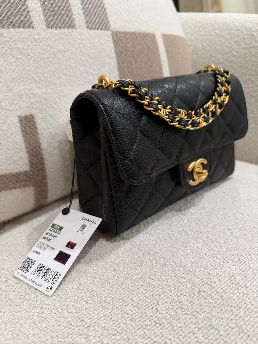 Chanel 25K Quilted Caviar Leather Flap Bag in Black with Gold Hardware - Picture 2 of 13
